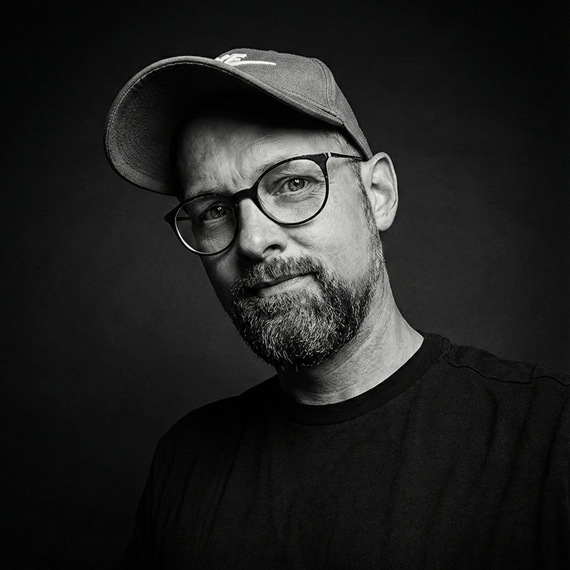 SW-Portrait von Peter Körner zeigt Kopf mit Cap