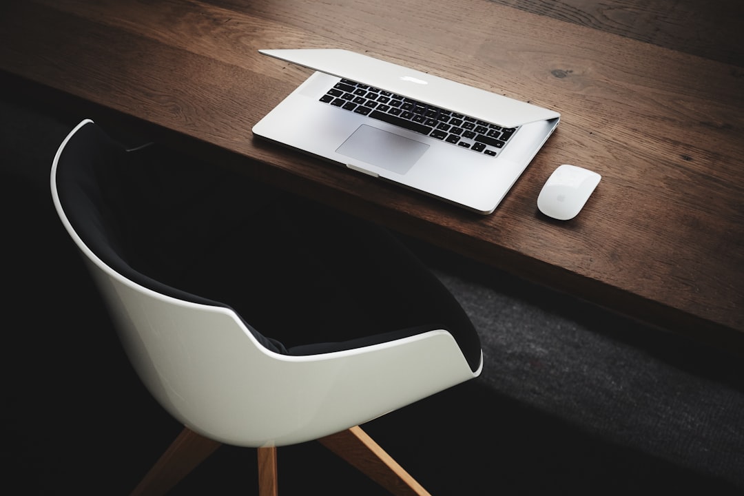 Leicht geöffnetes Mac Book