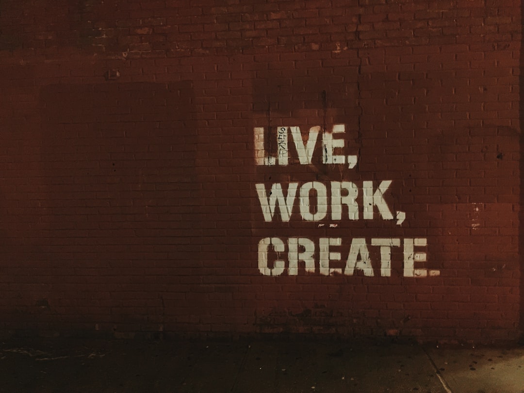 Schrift: Live. Work. Create.