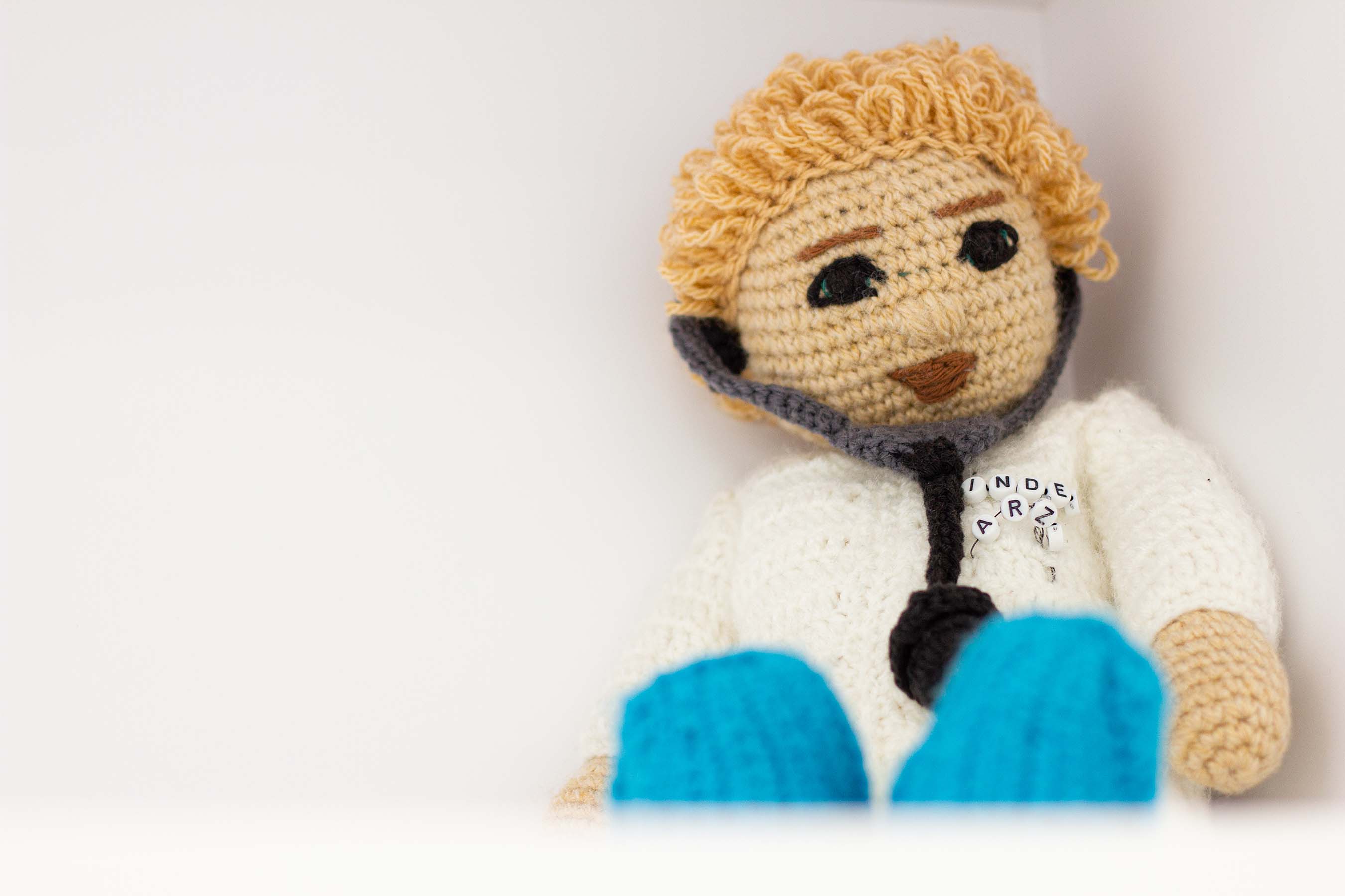 Puppe in einer Arztpraxis